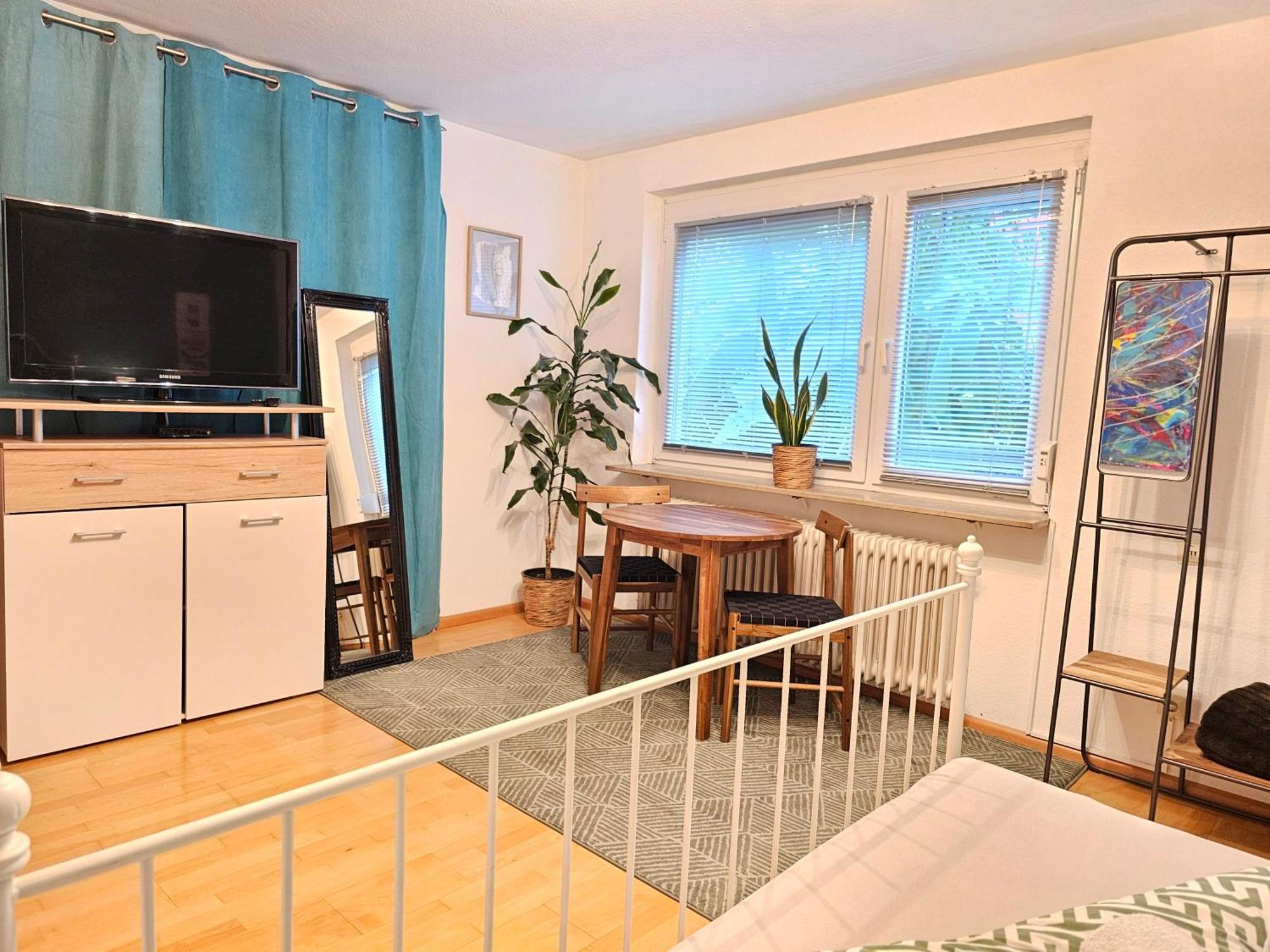 Doppelzimmer 2 I Geteiltes Bad & Kueche I Mit Dem Zug Nur 4 Min Bis Zum Hauptbahnhof Freiburg im Breisgau Luaran gambar