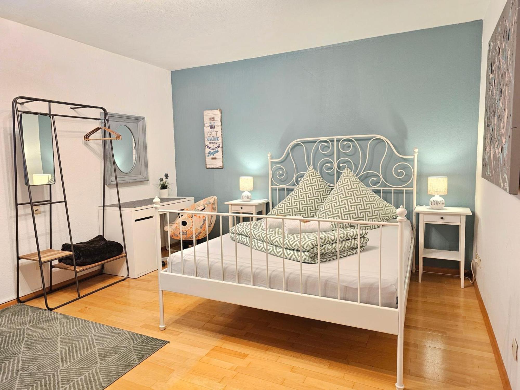 Doppelzimmer 2 I Geteiltes Bad & Kueche I Mit Dem Zug Nur 4 Min Bis Zum Hauptbahnhof Freiburg im Breisgau Luaran gambar
